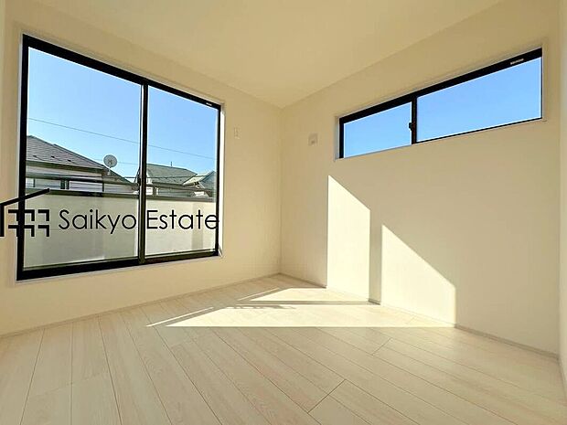 【洋室】2面採光で明るく風通しも良好です！天気の良い日は是非窓を開けて空気の入れ替えをしてみるのはいかがでしょうか♪