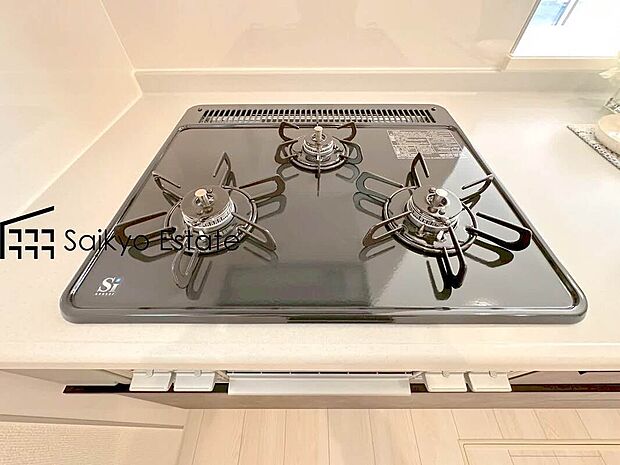 【3口ガスコンロシステム】「3口ガスコンロシステム」はたくさんの料理が同時に作れて便利な上、凹凸が少ないフラットトップなのでお掃除も楽々です。
