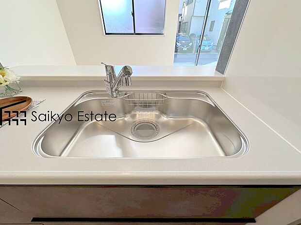 【浄水器】「浄水器」をスリムに内蔵したハンドシャワー式の水栓金具です。シンクもスッキリ！
