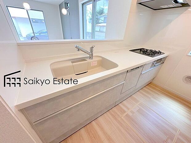 【キッチン【施工例】】リビングにいる家族とコミュニケーションをとりながら作業が出来る人気のカウンターキッチン。お子様がリビングにいても目が届くので安心です。食洗機付きです！