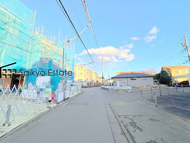 【現地外観】前面道路、幅員がございますので、駐車もスムーズに行えます！駐車が少し苦手なママさんでも安心ですね♪