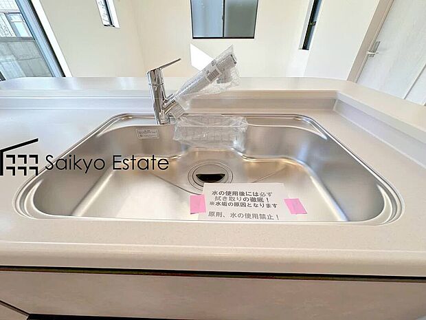 【浄水器】「浄水器」をスリムに内蔵したハンドシャワー式の水栓金具です。シンクもスッキリ!