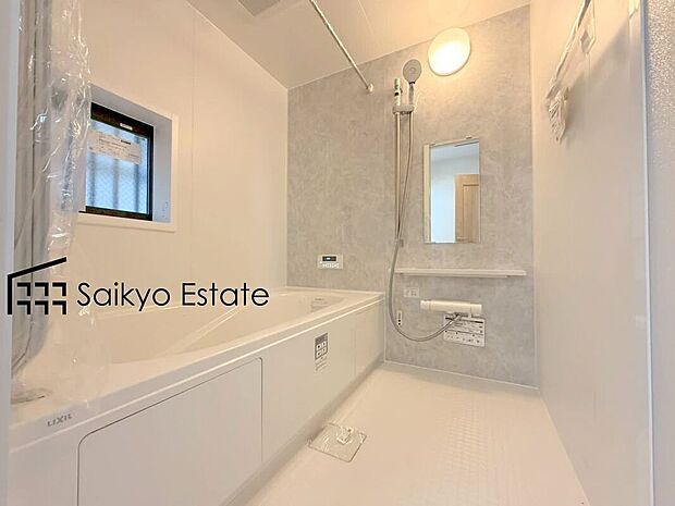 【浴室】一日の疲れを癒してくれる広々バスルーム♪雨の日のお洗濯にも大活躍な浴室暖房乾燥機付きです！