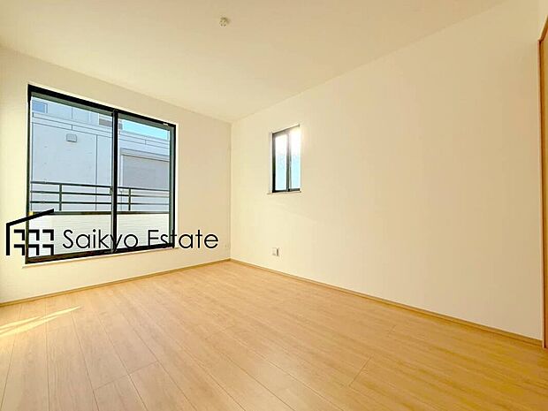 【洋室】2面採光で明るく風通しも良好です！天気の良い日は是非窓を開けて空気の入れ替えをしてみるのはいかがでしょうか♪