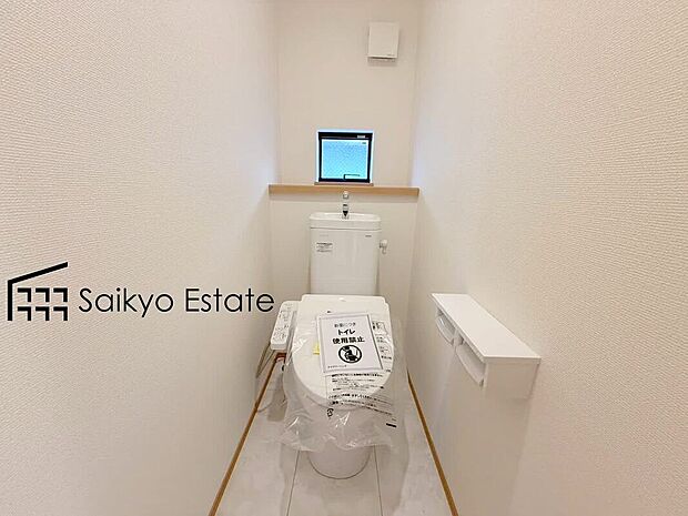 【ウォシュレット付トイレ】「温水清浄便座付きトイレ」は日々の生活を快適にしてくれます。毎日使う場所だからこそ、こだわりたいポイントですね。
