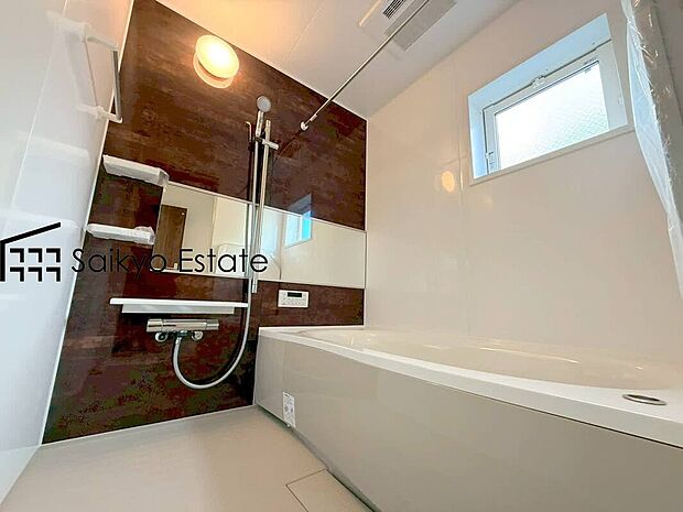 【浴室(施工例)】一日の疲れを癒してくれる一坪タイプの広々バスルーム♪雨の日のお洗濯にも大活躍な浴室暖房乾燥機付きです!窓があって換気が出来るのも嬉しいですね♪