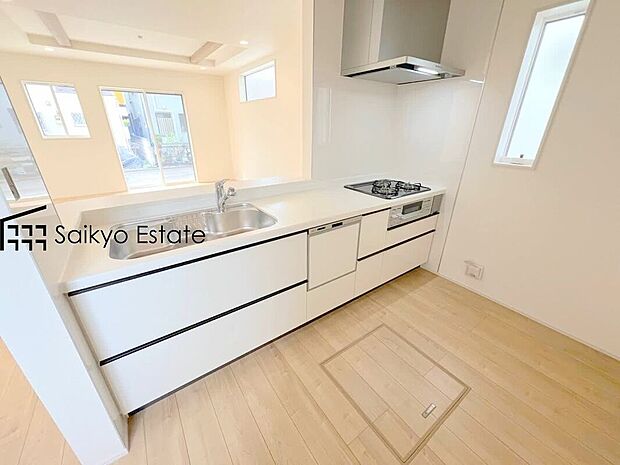 【キッチン(施工例)】リビングにいる家族とコミュニケーションをとりながら作業が出来る人気のカウンターキッチン。お子様がリビングにいても目が届くので安心です。