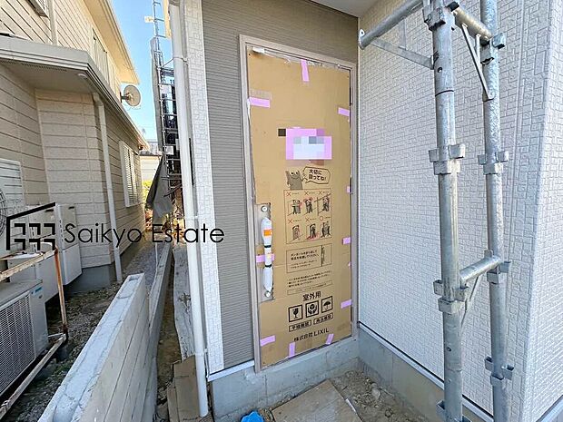 【玄関】家の顔となる玄関は、格調高いデザイン性が求められます。高級感と断熱性、防犯性に優れた玄関ドアを標準装備。