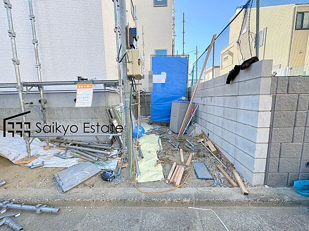 【駐車場】カースペースはコンクリート仕上げの為、雨の日でも足元が気になりません!自転車やバイクを置くスペースもございます!