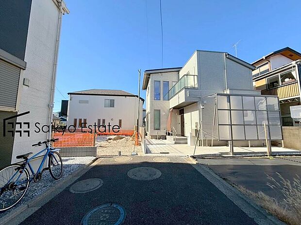 【前面道路を含む現地写真】周囲にはスーパーをはじめとした買い物施設も揃っています。住みやすさと利便性を兼ね備えた環境です。