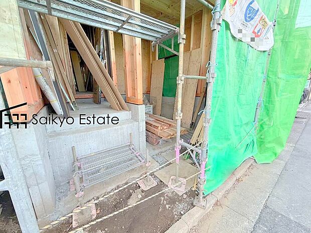 【現地写真】ビルトインガレージのある住宅。カーポート替わりに雨風から大切なお車を守り、お荷物の出し入れもゆっくり濡れずに行えます。自転車置きや物置スペースとしても重宝しますね!