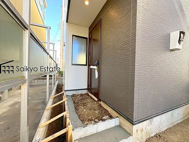 【玄関】家の顔となる玄関は、格調高いデザイン性が求められます。玄関は、高級感と断熱性、防犯性に優れた玄関ドアを標準装備。
