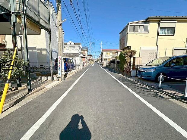 【前面道路】お車の出し入れがスムーズに出来る前面道路になります。ストレスを感じる事なく出来ますので駐車苦手な方もご安心いただけます。