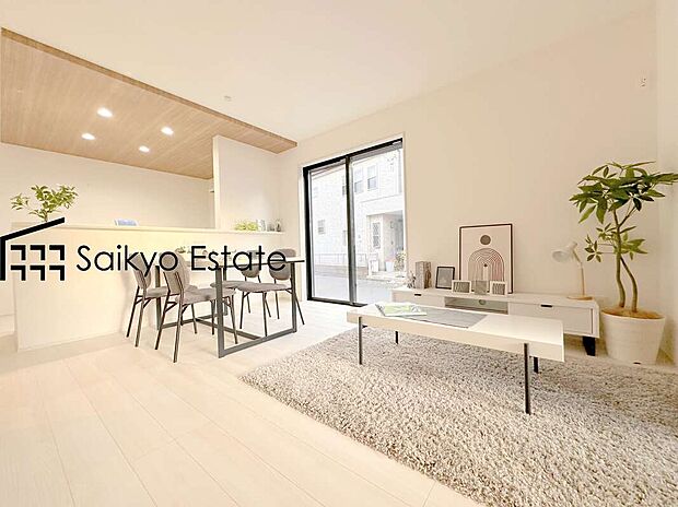 【リビング【施工例】】大きな窓から光が差し込み、家族みんなを明るく照らしてくれます。家族みんなが集まる空間がいつでも明るいのは嬉しいですね。
