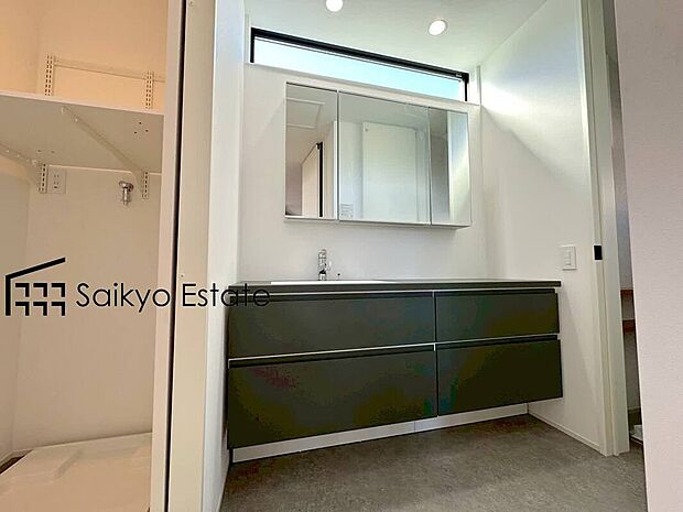 【シャワー付き洗面化粧台】「シャワー付き洗面化粧台」は暮らしを快適にしてくれます。朝の身支度もスムーズに♪
