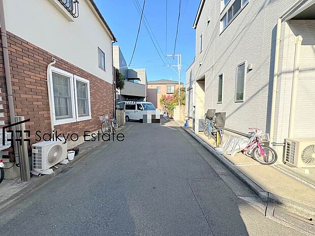 【前面道路】交通量の少ない前面道路ですので、小さなお子様がおられるご家庭でも安心してお住まいいただけます。