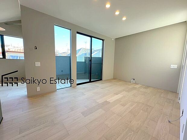 【リビング】開放感と採光にこだわった19.7帖の広々としたLDKです。陽光いっぱいの空間で家族団らんの時間も増えそうですね！
