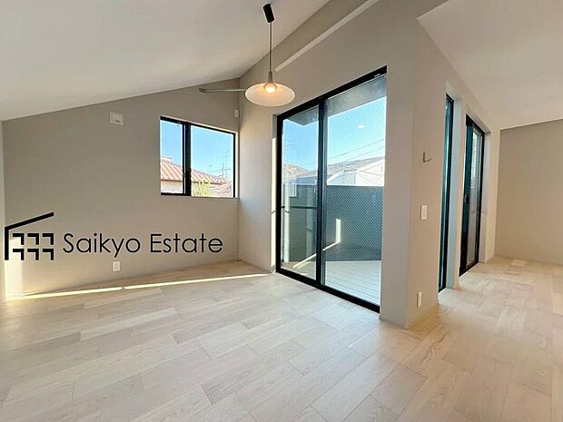 【リビング】リビングには2箇所に床暖房を完備。冬でもポカポカ快適空間！空気を汚さずに室内を快適な温度に保ちます。
