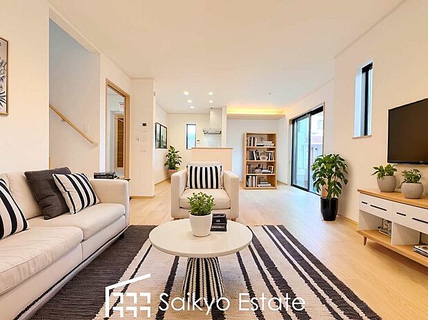 【リビング【施工例】】ご家族の会話やコミュニケーションを重視したリビングイン階段です！「おはよう」や「おやすみ」、「おかえり」のある毎日を！
