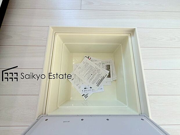 【床下収納】「床下収納」は日用品のストックや、使用頻度の低い物などを収納するのに便利なスペースです。
