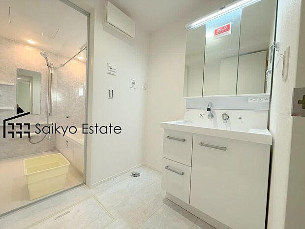 【シャワー付き洗面化粧台】「シャワー付き洗面化粧台」は暮らしを快適にしてくれます。朝の身支度もスムーズに♪
