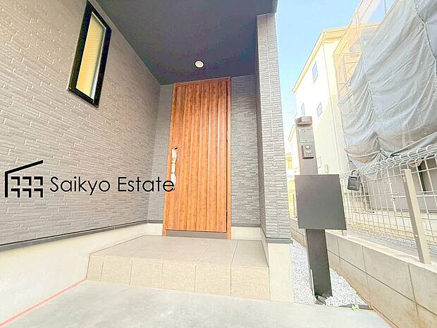 【玄関】家の顔となる玄関は、格調高いデザイン性が求められます。高級感と断熱性、防犯性に優れた玄関ドアを標準装備。