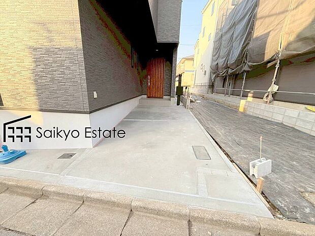 【駐車場】カースペースはコンクリート仕上げの為、雨の日でも足元が気になりません！自転車やバイクを置くスペースもございます！