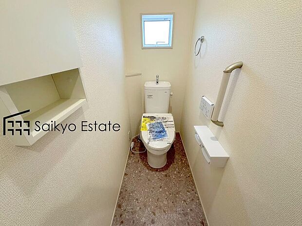 【ウォシュレット付トイレ】「温水清浄便座付きトイレ」は日々の生活を快適にしてくれます。毎日使う場所だからこそ、こだわりたいポイントですね。
