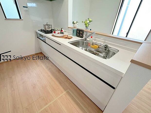 【キッチン（施工例）】リビングにいる家族とコミュニケーションをとりながら作業が出来る人気のカウンターキッチン。お子様がリビングにいても目が届くので安心です。