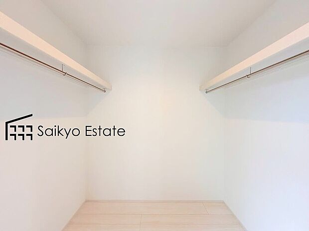 【WIC（施工例）】ひと目で収納物を確認できるウォークインクローゼットは、ゆとりの広さを備えた大型収納。衣装ケースなどを置く事で更に収納力をアップできます！