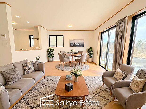 【リビング【施工例】】開放感と採光にこだわった広々とした19帖超のLDKです。陽光いっぱいの空間で家族団らんの時間も増えそうですね！