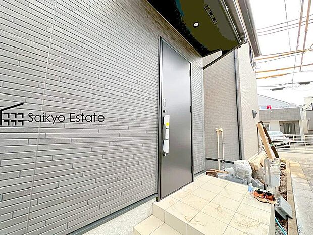 【玄関】家の顔となる玄関は、格調高いデザイン性が求められます。高級感と断熱性、防犯性に優れた玄関ドアを標準装備。