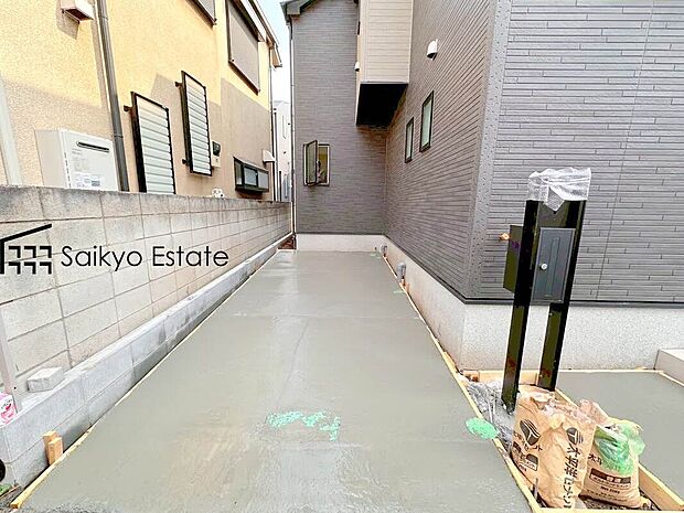 【駐車場】カースペースはコンクリート仕上げの為、雨の日でも足元が気になりません！自転車やバイクを置くスペースもございます！