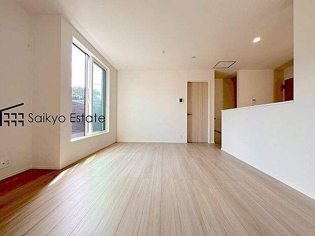 【リビング】開放感と採光にこだわった15.1帖のLDKです。陽光いっぱいの空間で家族団らんの時間も増えそうですね！