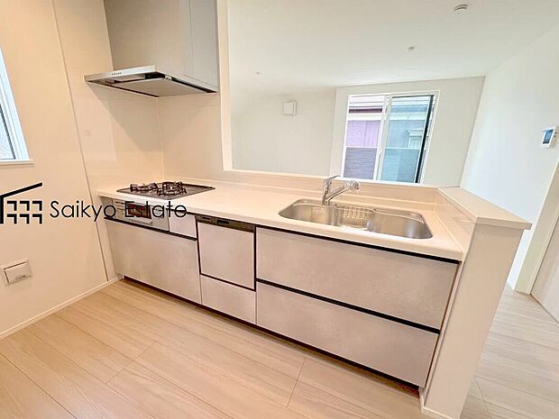 【キッチン】リビングにいる家族とコミュニケーションをとりながら作業が出来る人気のカウンターキッチン。お子様がリビングにいても目が届くので安心です。食洗機付きです！