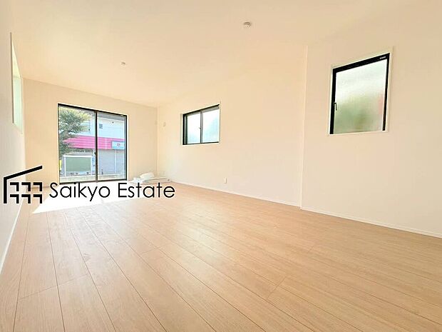 【リビング】開放感と採光にこだわった18.77帖の広々としたLDKです。陽光いっぱいの空間で家族団らんの時間も増えそうですね！