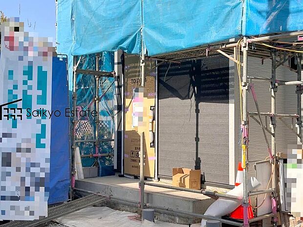 【玄関】家の顔となる玄関は、格調高いデザイン性が求められます。玄関は、高級感と断熱性、防犯性に優れた玄関ドアを標準装備。
