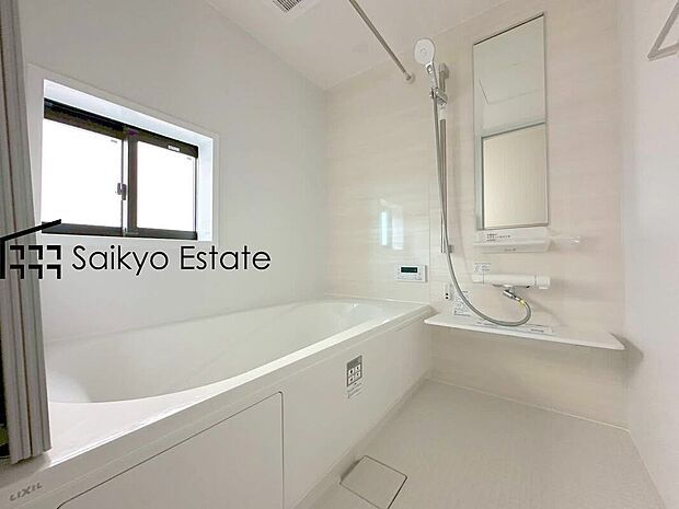 【浴室】一日の疲れを癒してくれる一坪タイプの広々バスルーム♪雨の日のお洗濯にも大活躍な浴室暖房乾燥機付きです！窓があって換気が出来るのも嬉しいですね♪
