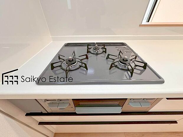 【3口ガスコンロシステム】「3口ガスコンロシステム」はたくさんの料理が同時に作れて便利な上、凹凸が少ないフラットトップなのでお掃除も楽々です。