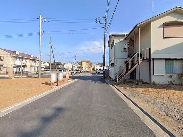 【前面道路を含む現地写真】交通量の少ない前面道路ですので、小さなお子様がおられるご家庭でも安心してお住まいいただけます。