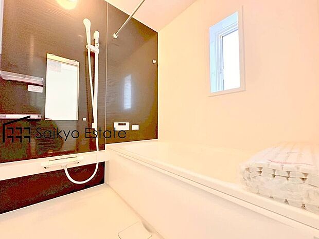 【浴室【施工例】】一日の疲れを癒してくれる一坪タイプの広々バスルーム♪雨の日のお洗濯にも大活躍な浴室暖房乾燥機付きです！窓があって換気が出来るのも嬉しいですね♪
