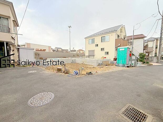 【前面道路】前面道路、幅員がございますので、駐車もスムーズに行えます！駐車が少し苦手なママさんでも安心ですね♪
