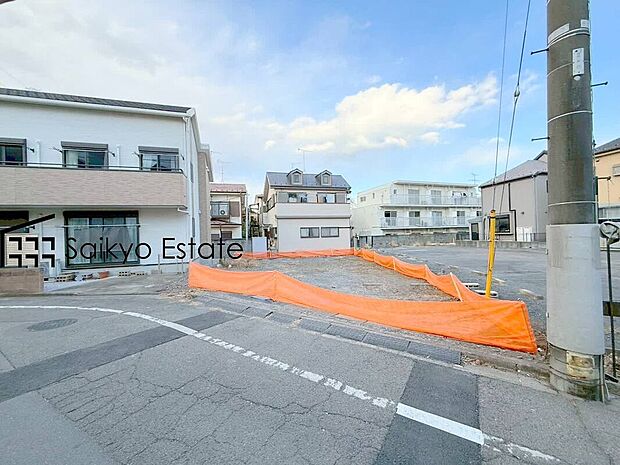 【現地外観】スーパーやコンビニ、ドラッグストアが徒歩4分圏内に点在し、生活環境良好です！急なお買い物も安心です♪
