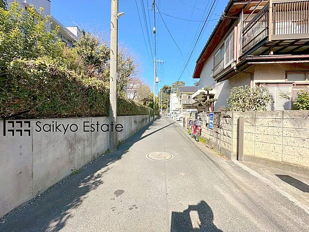 【前面道路】交通量の少ない前面道路ですので、小さなお子様がおられるご家庭でも安心してお住まいいただけます。
