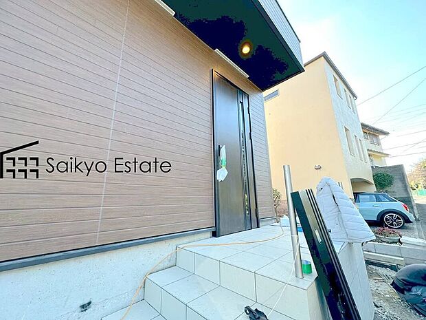 【玄関】家の顔となる玄関は、格調高いデザイン性が求められます。高級感と断熱性、防犯性に優れた玄関ドアを標準装備。
