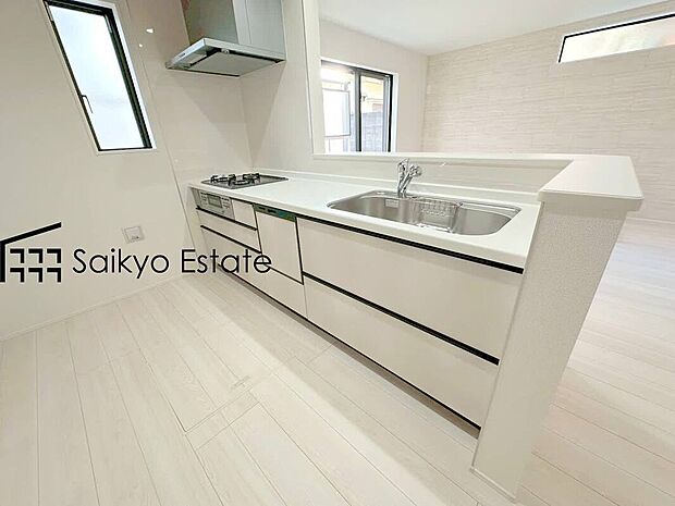 【キッチン】リビングにいる家族とコミュニケーションをとりながら作業が出来る人気のカウンターキッチン。お子様がリビングにいても目が届くので安心です。
