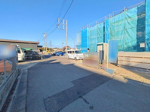 【前面道路】前面道路、幅員がございますので、駐車もスムーズに行えます！駐車が少し苦手なママさんでも安心ですね♪