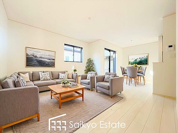 【リビング【施工例】】開放感と採光にこだわった広々としたLDKです。陽光いっぱいの空間で家族団らんの時間も増えそうですね！