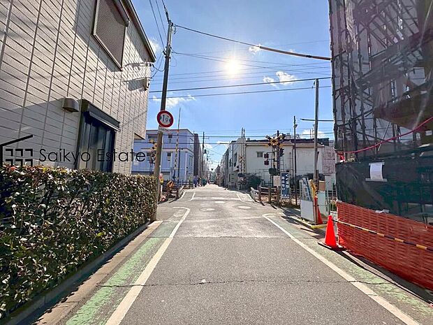 【前面道路】周辺は公園が点在する緑豊かな住環境です。この機会に是非、周辺環境も併せて現地をご覧ください。