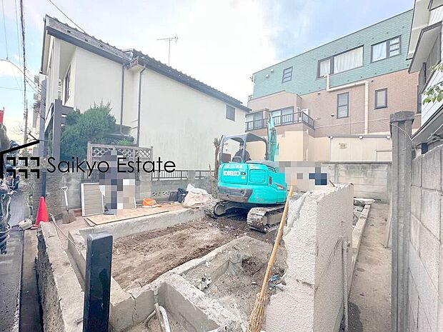 【現地土地写真】小学校まで徒歩約1分、中学校まで徒歩約14分でお子様が無理なく通える距離です。保育園や幼稚園も近くに多数あり、子育てファミリーには嬉しい環境です！